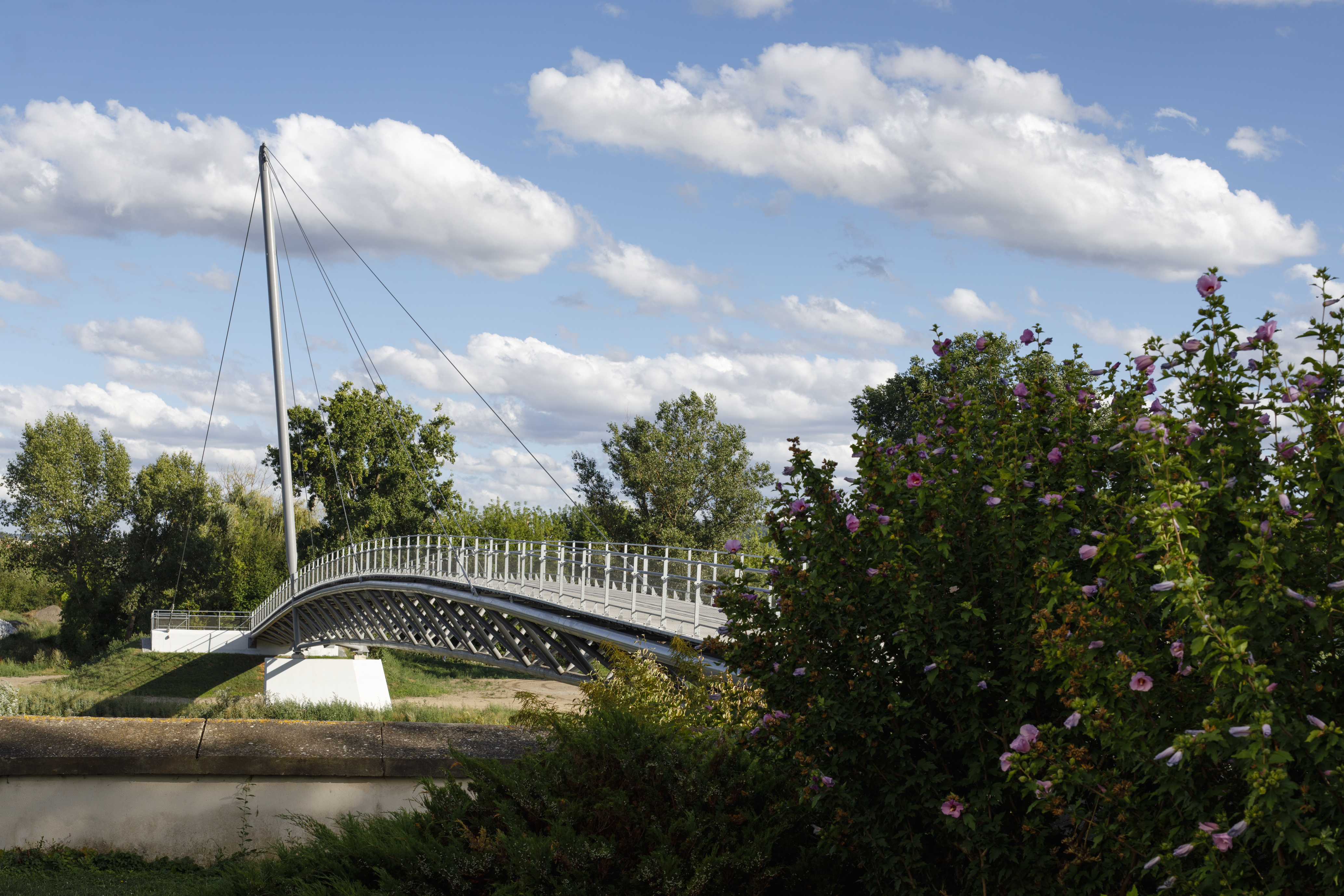 Ocelová lávka sv. Petra a Pavla pro pěší a cyklisty přes řeku Berounku v Radotíně 